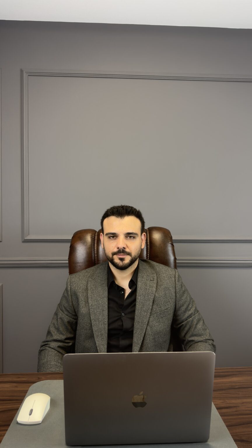 Av. İbrahim Çavğa masasında