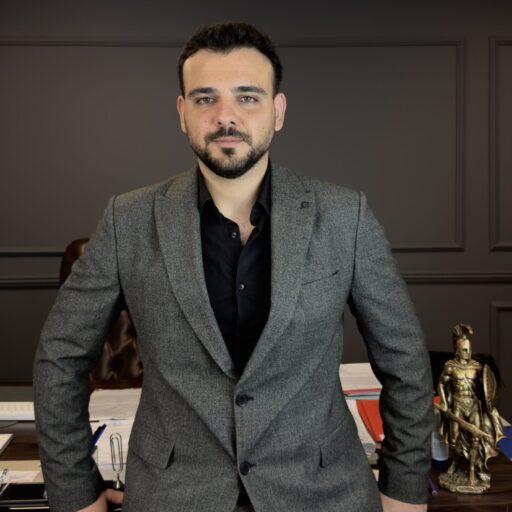 Av. İbrahim Çavğa ofisinde ayakta